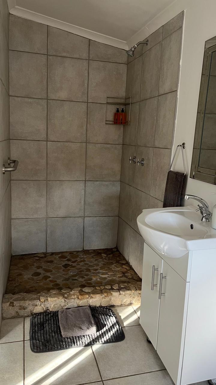 Second en-suite bathroom with walk-in shower at Sipreslaan