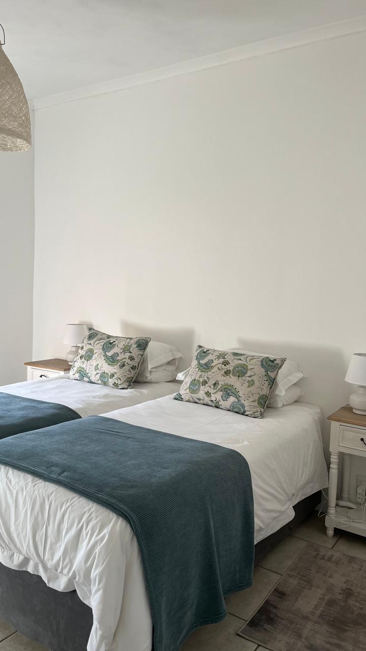 Twin-bed bedroom configuration at Sipreslaan Selfsorg Gastehuis